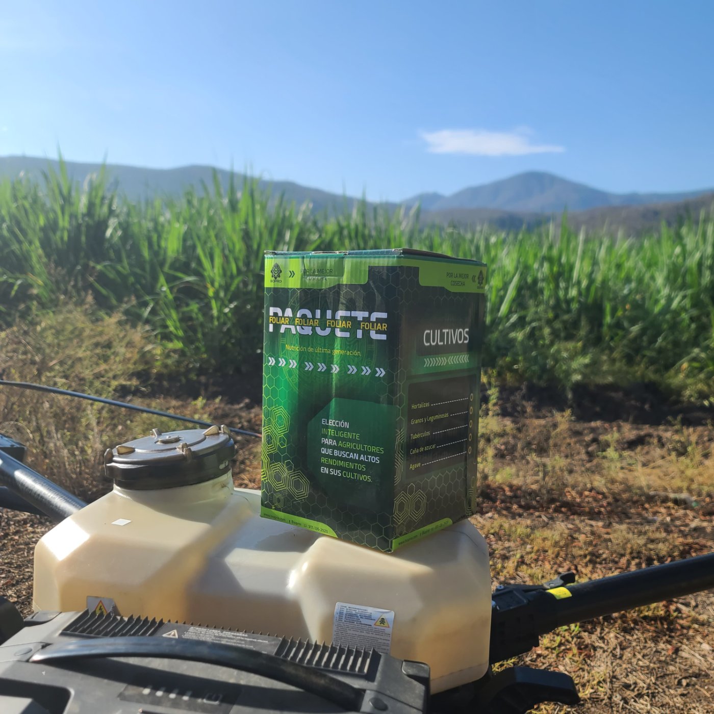 Fotografía de paquete foliar para caña de azúcar, sobre un dron en un predio de caña&nbsp;&nbsp;